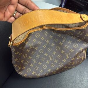 Delightful Louis Vuitton handbag Monogram Canvas MM (Hobo style)